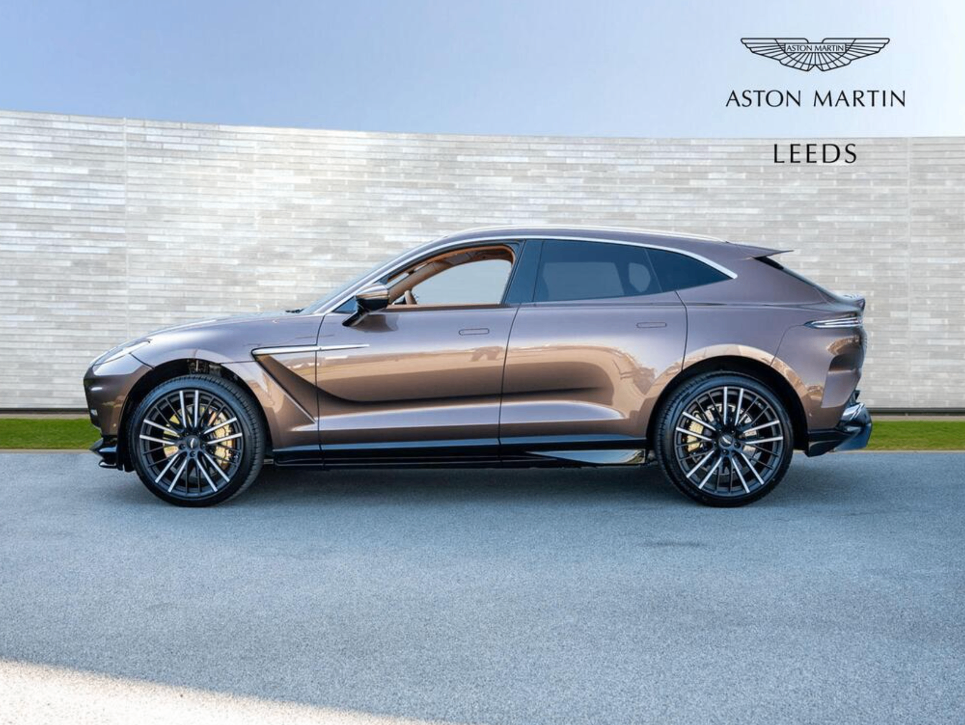 Aston Martin DBX707
